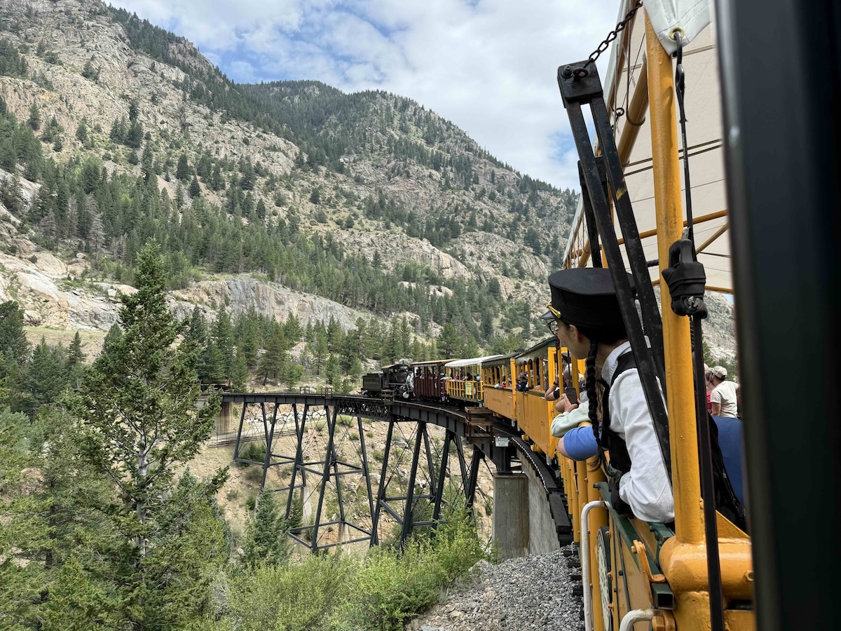 A train on a bridge
AI-generated content may be incorrect.