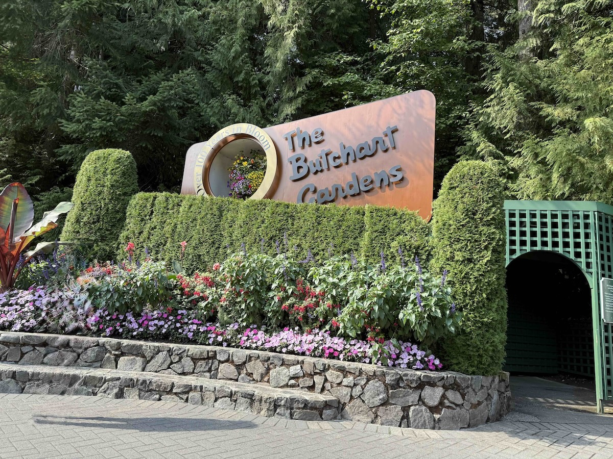 A sign on a hedge
AI-generated content may be incorrect.