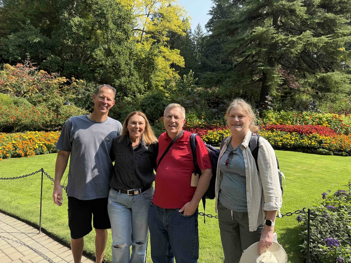 A group of people posing for a picture
AI-generated content may be incorrect.